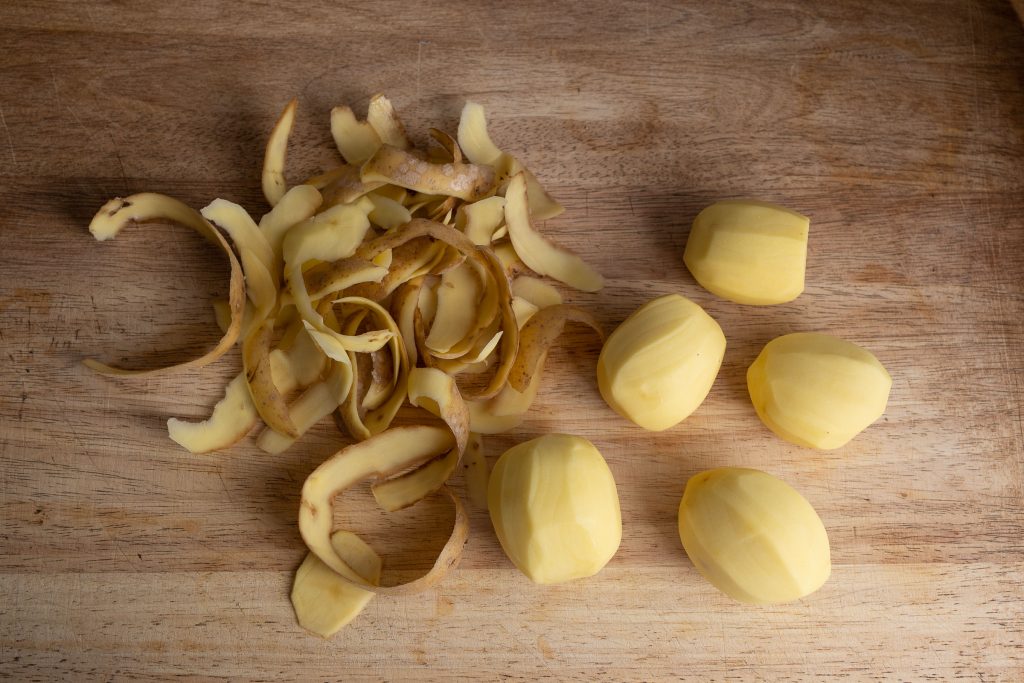 Kartoffeln für Kartoffelpuffer schälen