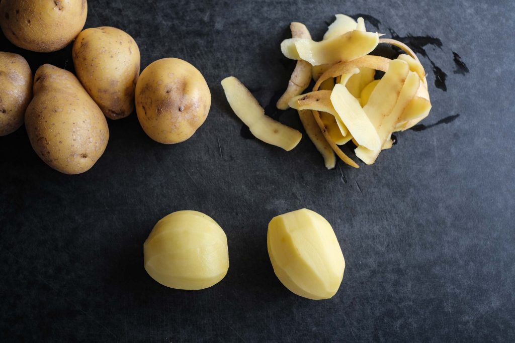 Rohe Kartoffeln schälen