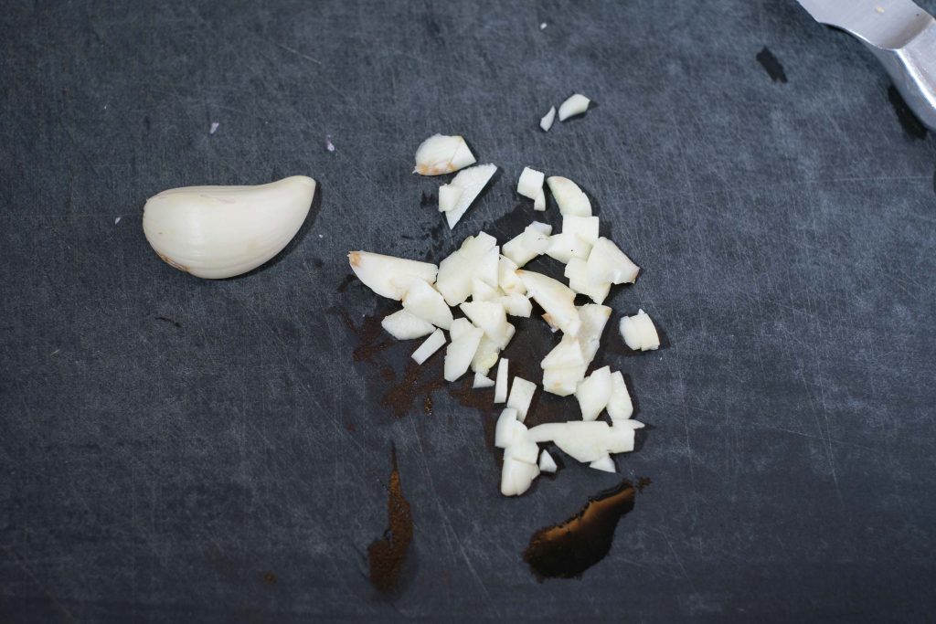 Knoblauch Würfel schneiden