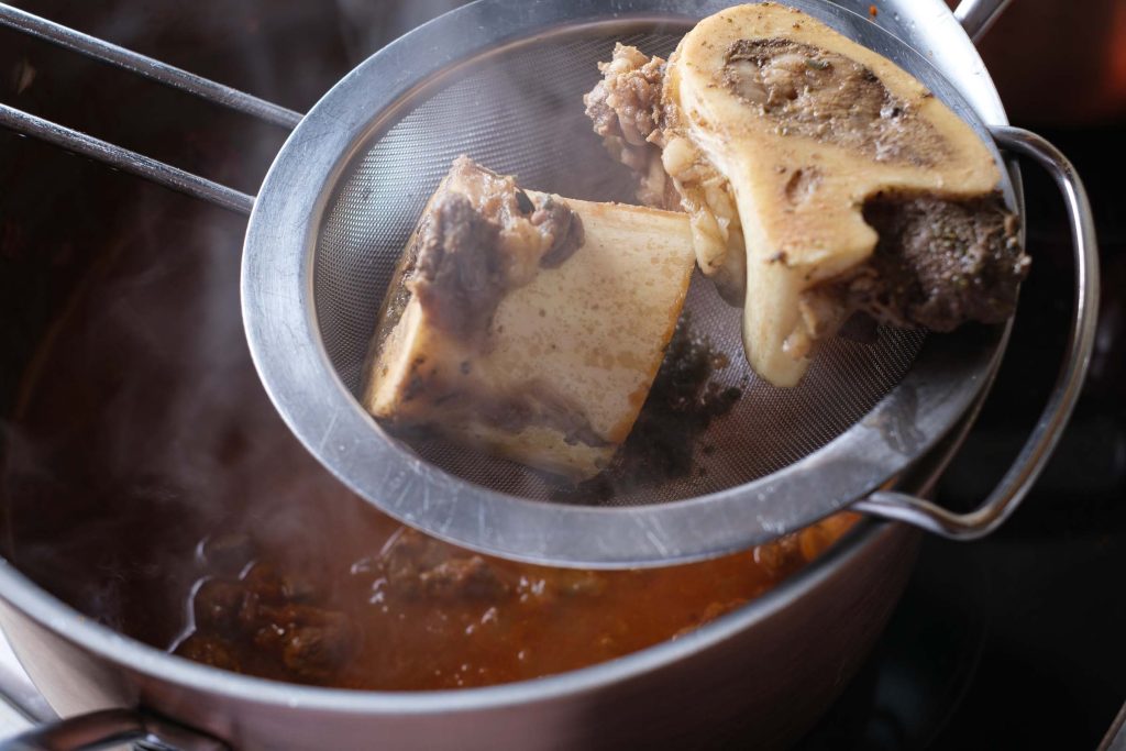 Gulaschsuppe Ansatz mit Knochenbrühe ablöschen