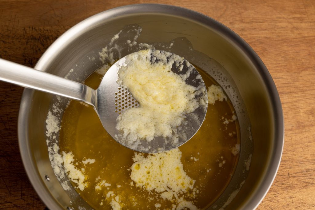 Eiweiß geklärte Butter abnehmen