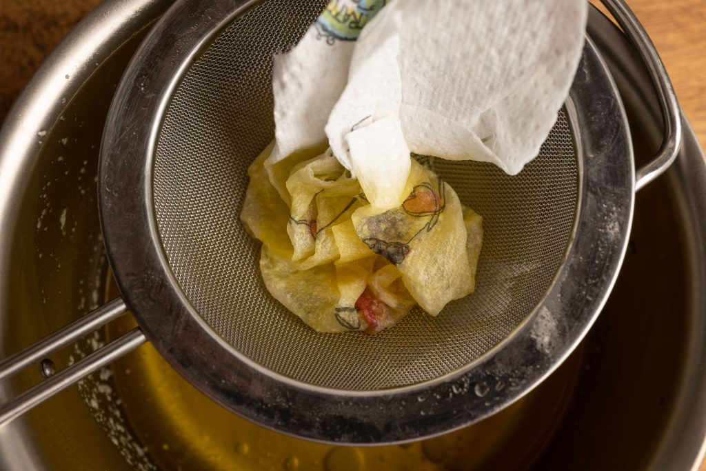 Geklärte Butter filtern