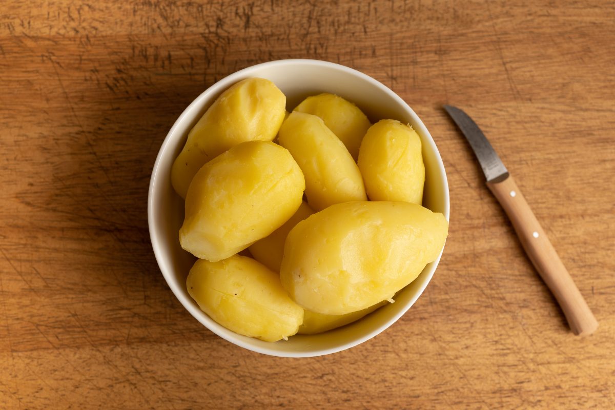 Geschälte neue Kartoffeln