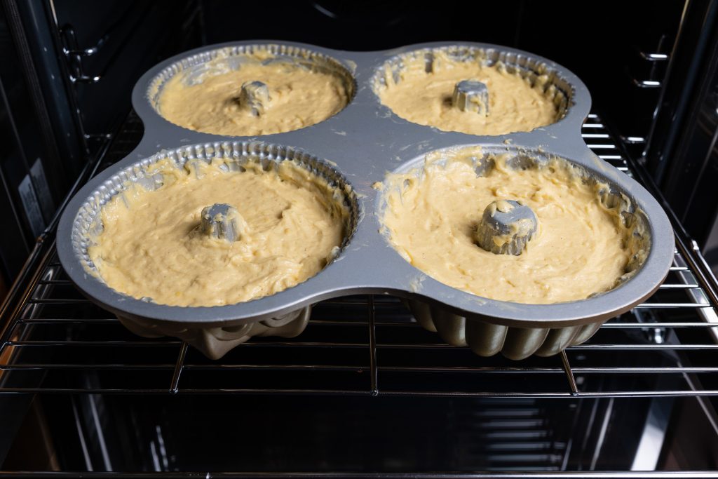 Kuchen in Backform in den Ofen schieben