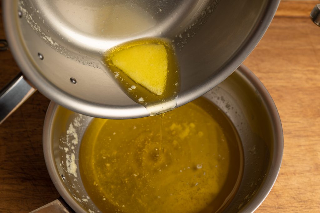 Geklärte Butter abgießen Molke zurück behalten