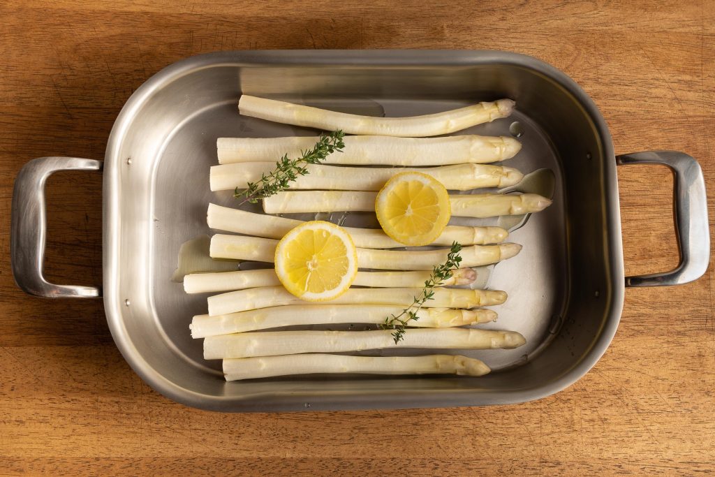 Spargel weiß gewürzt zum Kochen im Bräter