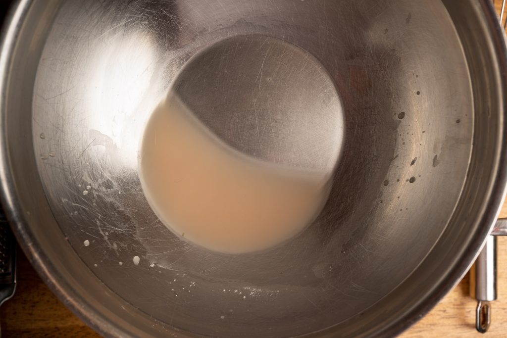 Wasserbad mit Stärke-Reduktion für Hollandaise