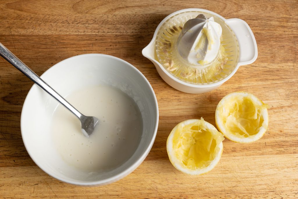Zitronenglasur verrühren