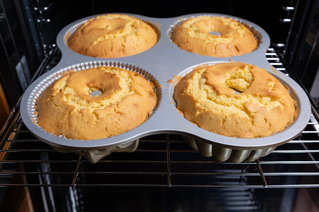 Zitronenkuchen gebacken im Ofen