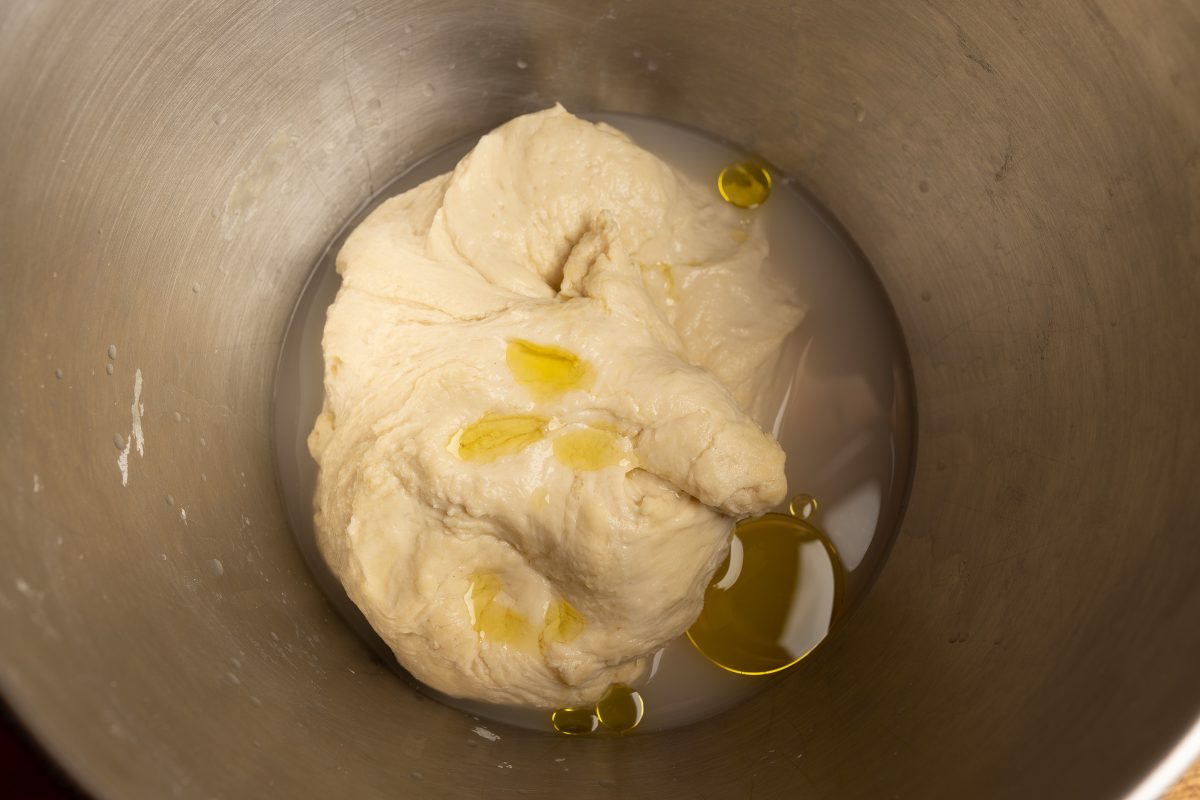 Olivenöl und Hefewasser mit Mehlteig