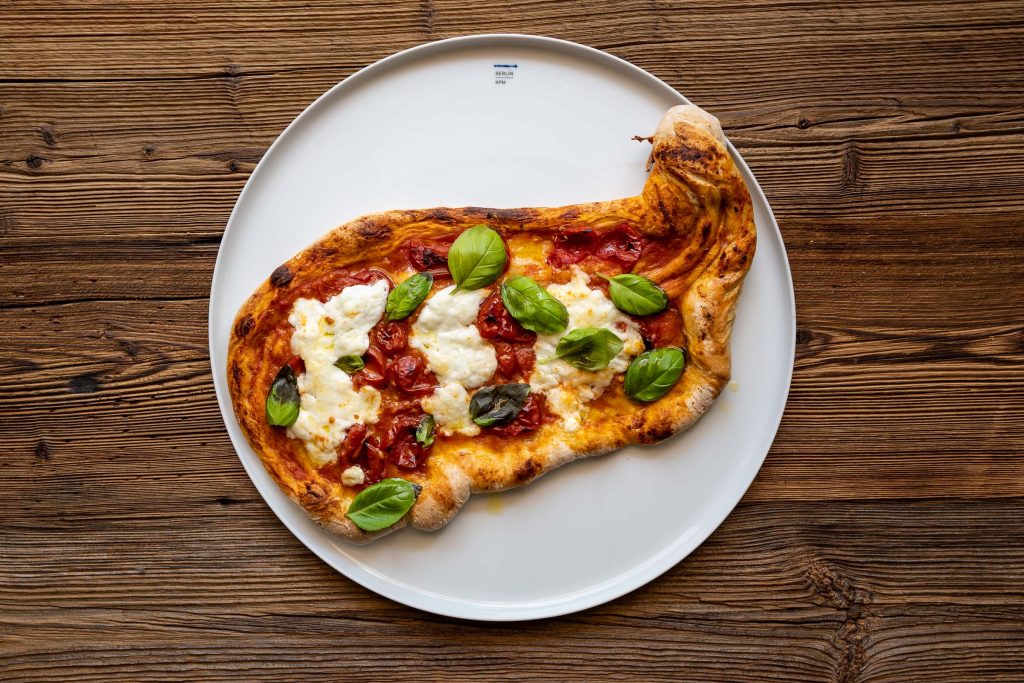 Pizza Margherita mit Mozzarella und Basilikum