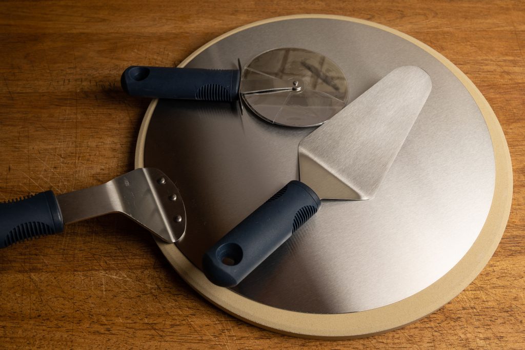 Pizzastein mit Pizzaschieber