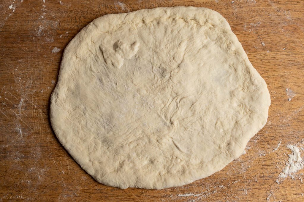 Pizzateig ausgeformt