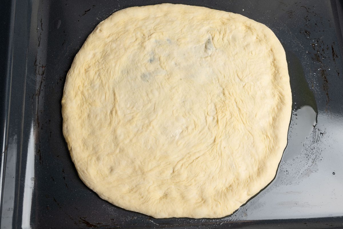 Quattro formaggi Pizzateig ausgeformt auf Backblech