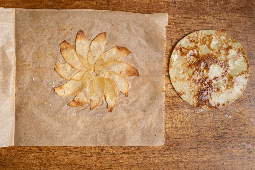 Apfel gebacken Blume und bestrichener Pfannkuchen