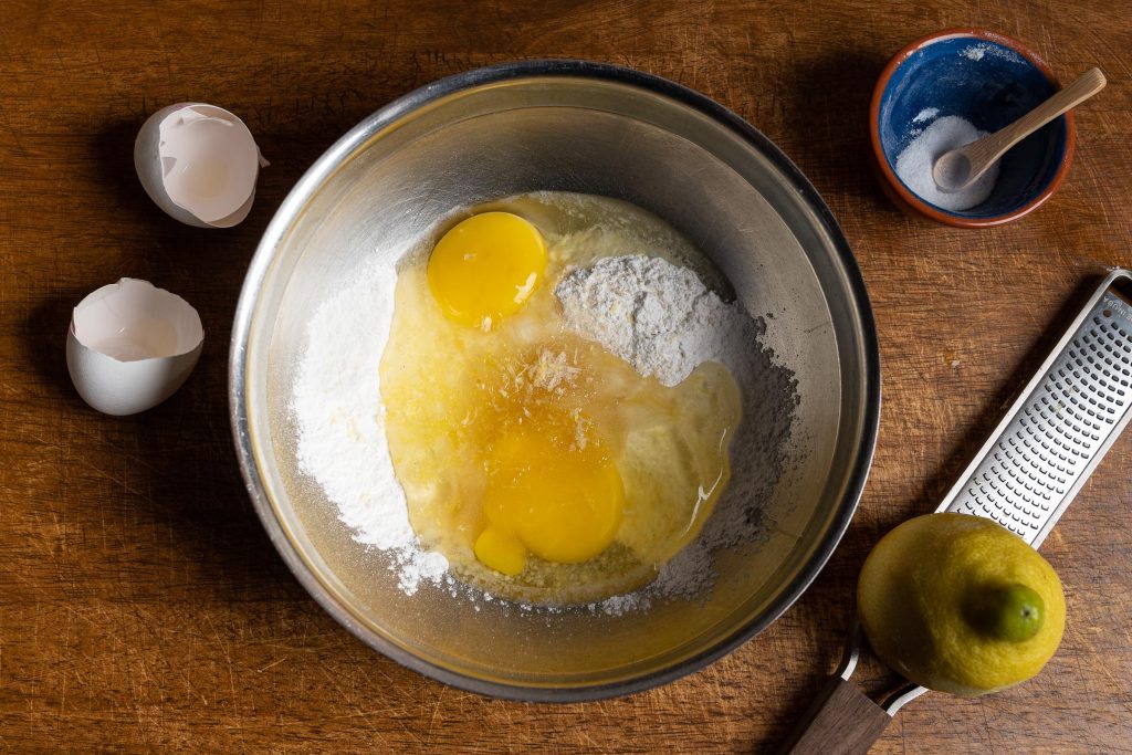 Apfelpfannkuchen Teig mit Mehl mit Eier und Zitronenschale
