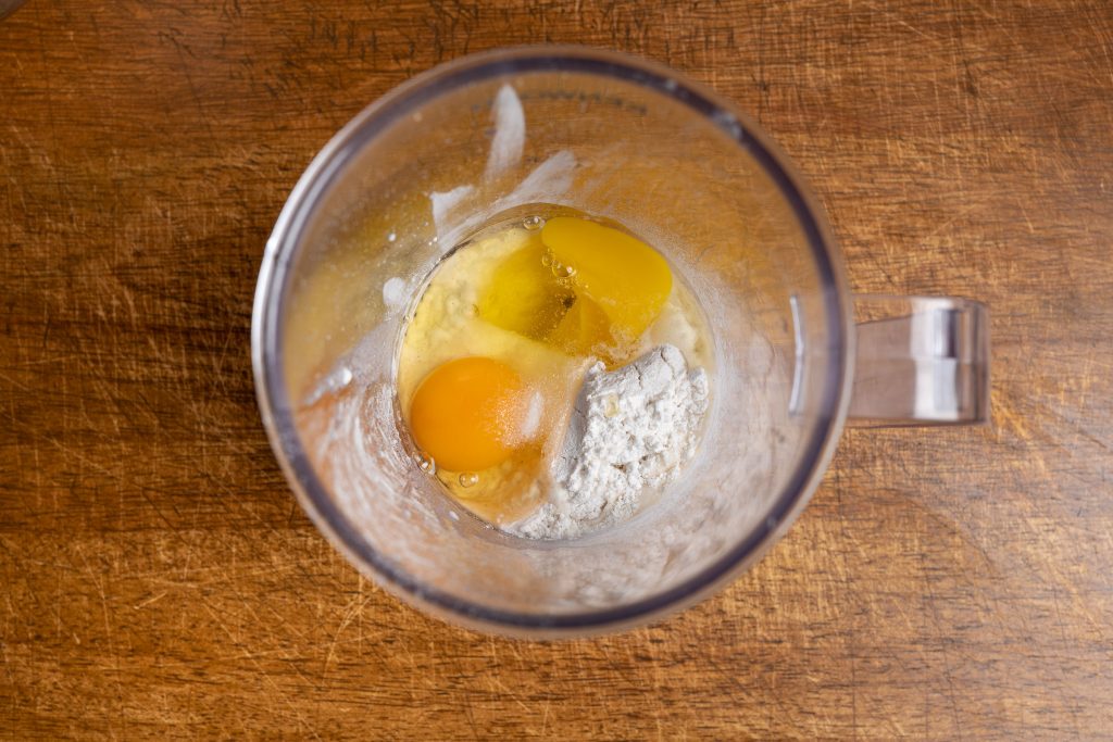 Eier mit Salz und Zucker im Mixbecher für Pfannkuchenteig