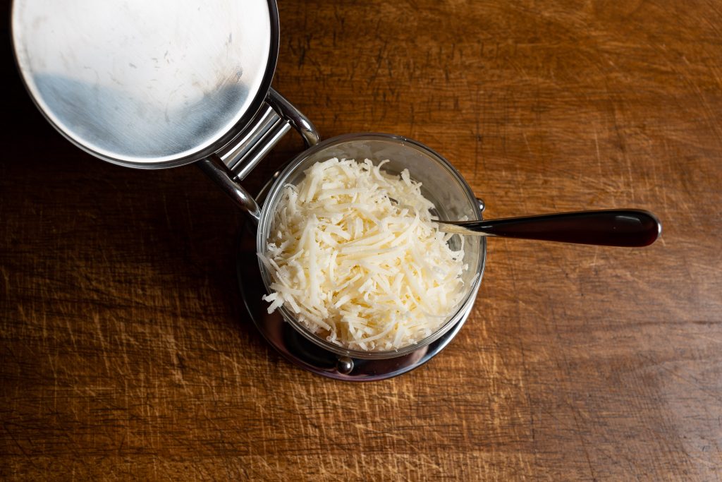 Geriebener Parmesan in der Parmesandose