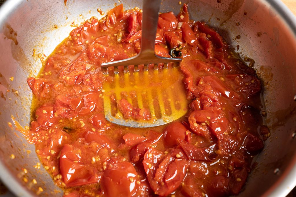 Geschmorte Tomaten im Topf zerkleinert