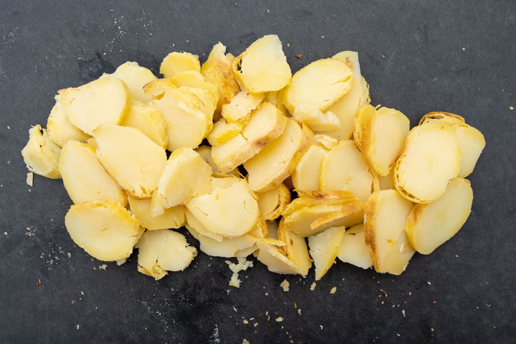 Grill-Backkartoffeln in Scheiben geschnitten