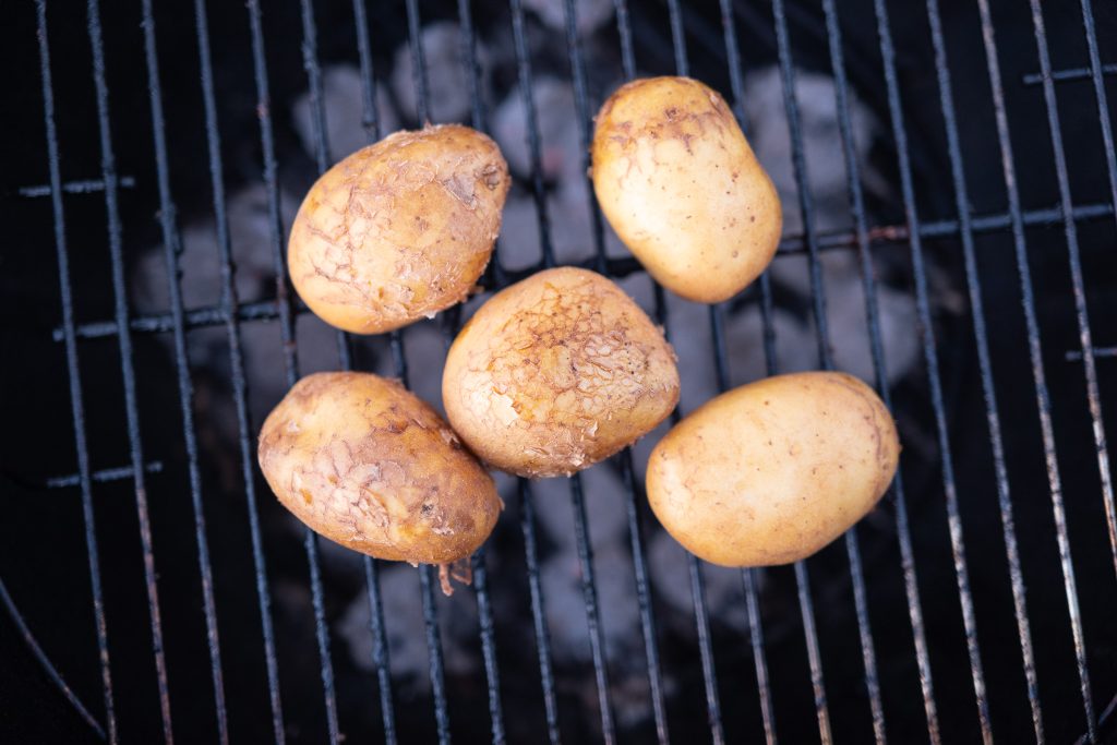 Kartoffeln auf dem Grill-Rost