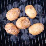 Kartoffeln auf dem Grill-Rost