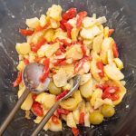 Mediterranen Kartoffelsalat vermischen