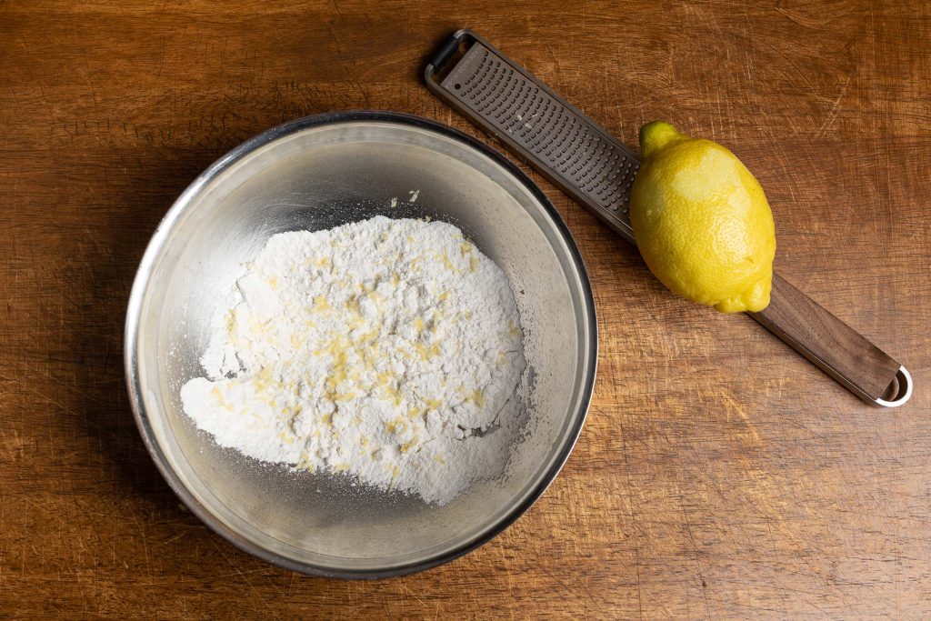 Mehl mit Zitronenschale für Pfannkuchenteig