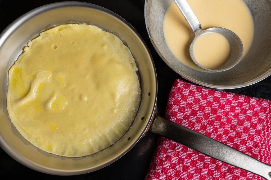 Pfannkuchenteig in der Pfanne backen