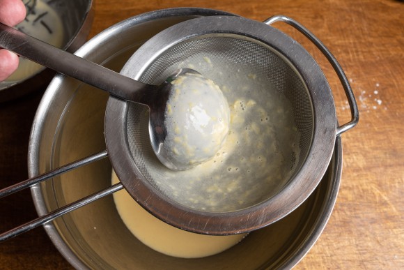 Pfannkuchenteig sieben, passieren Detail Haarsieb