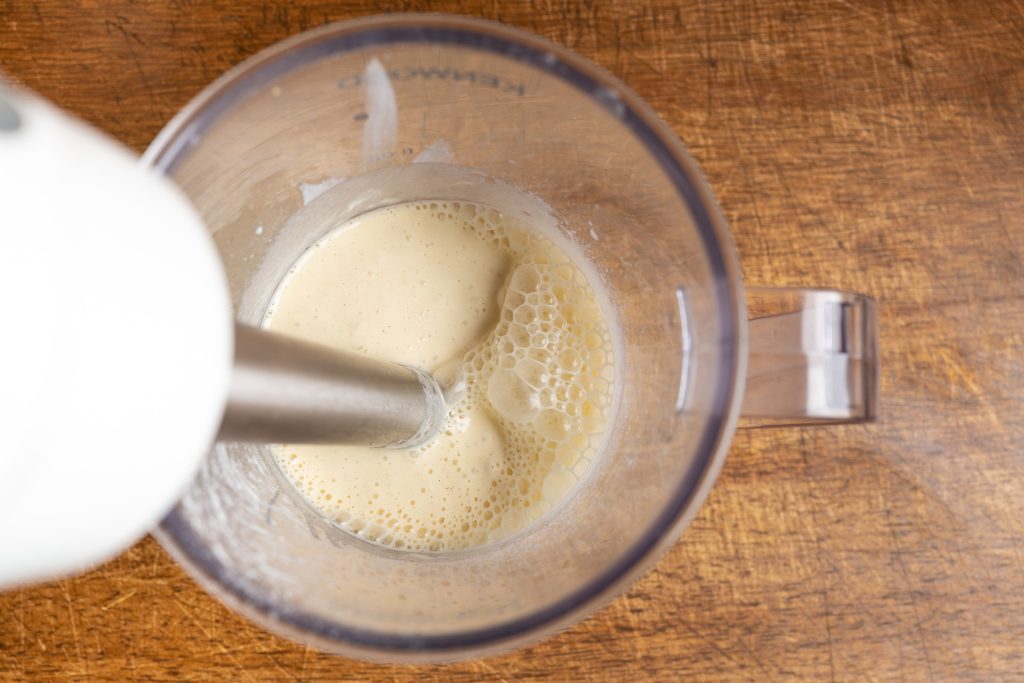 Stabmixer im Mixbecher beim Pfannkuchenteig mixen