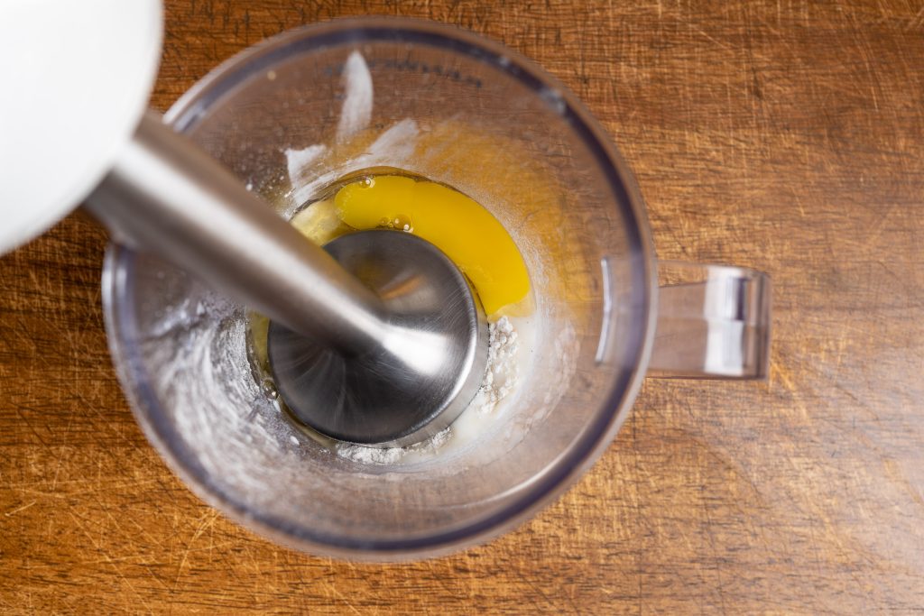 Stabmixer im Mixbecher Pfannkuchenteig zubereiten