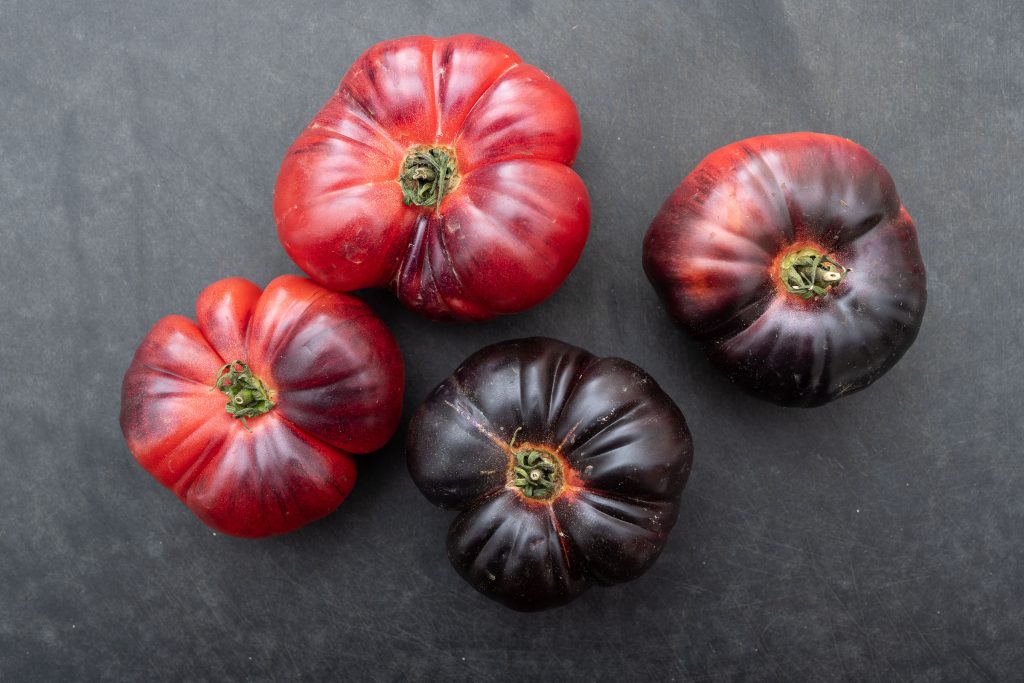 Schöne Tomaten auf dem Schneidebrett