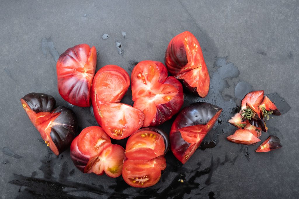Tomaten grüne Stielansätze ausgeschnitten