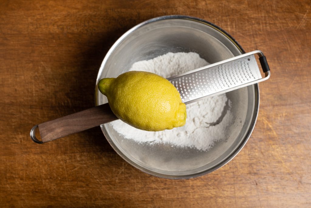 Zitronenreibe mit Zitrone für Pfannkuchenteig
