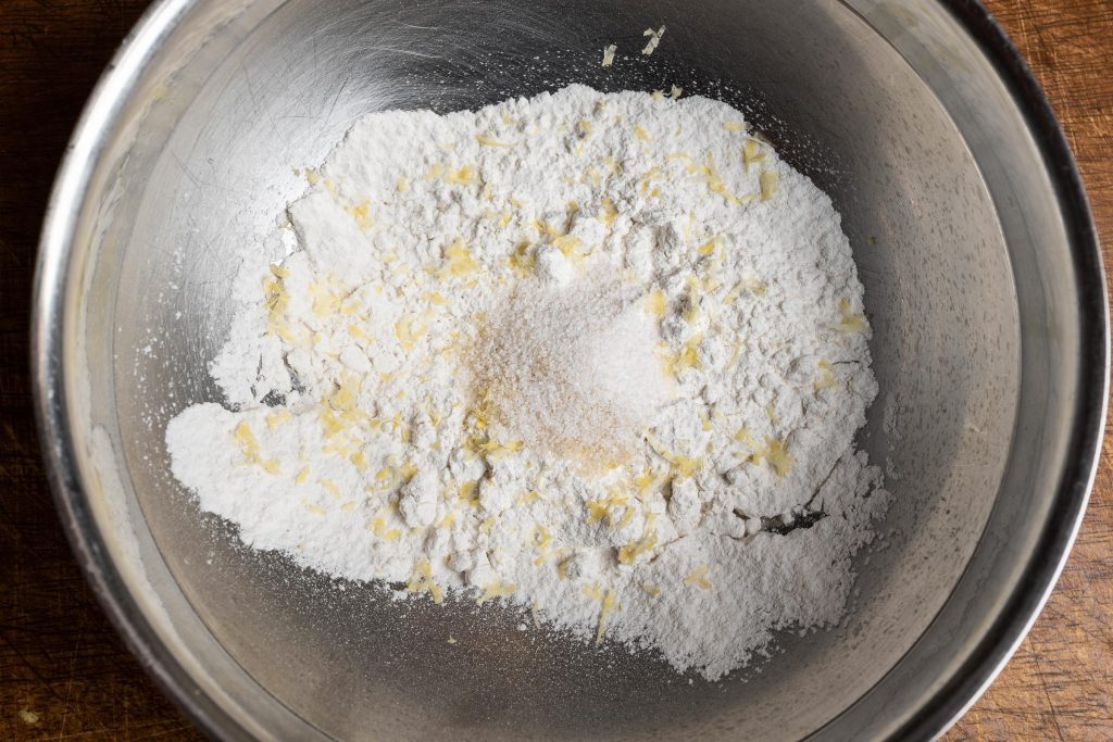 Zucker mit Salz zu Mehl geben für Pfannkuchenteig