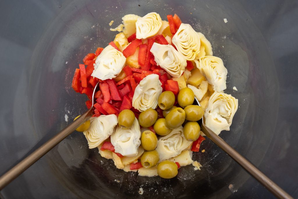 Zutaten mediterraner Kartoffelsalat vermengen