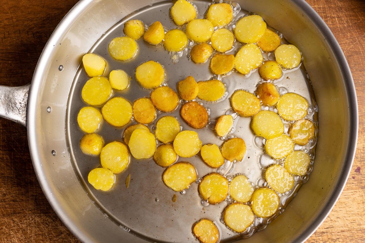 Bratkartoffeln in der Pfanne frittieren
