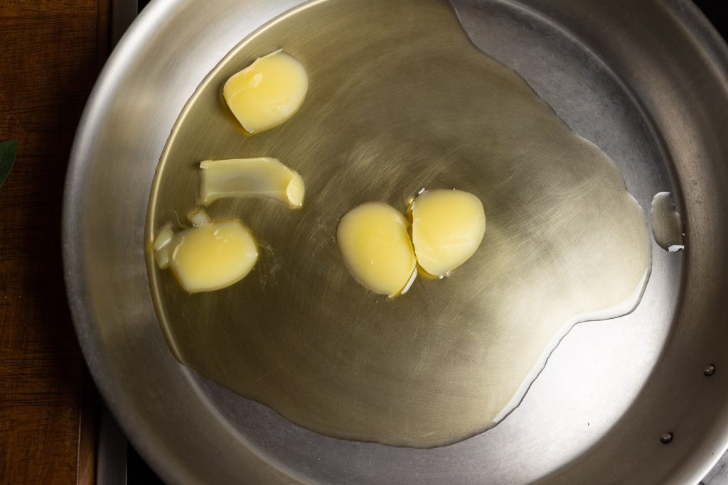 Butterschmalz in der Pfanne erhitzen