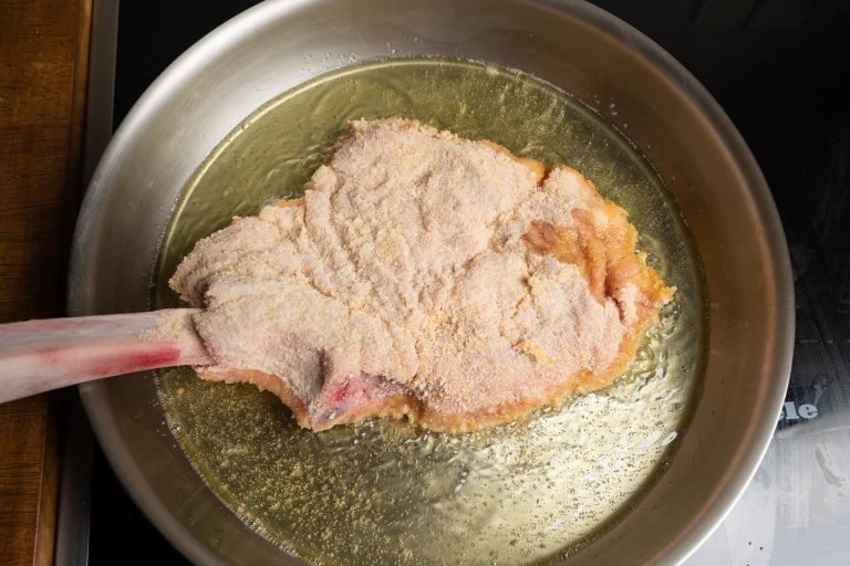 Mailänder Schnitzel Rezept Original für paniertes Kalbskotelett zubereiten