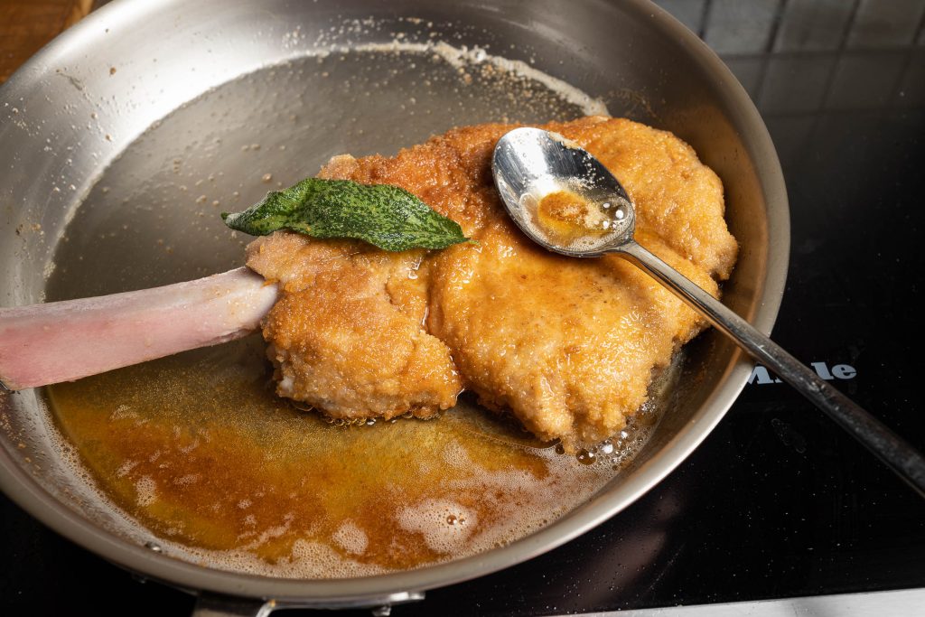 Mailänder Schnitzel mit Butterschmalz beträufeln