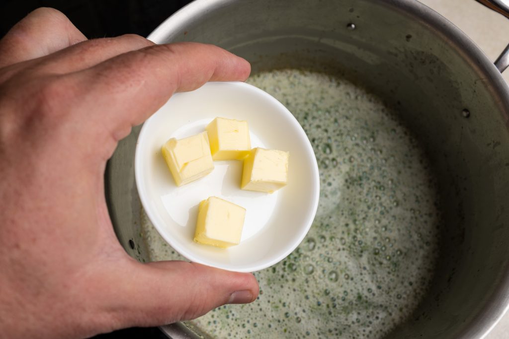 Kalte Butter zur Kerbelsuppe geben