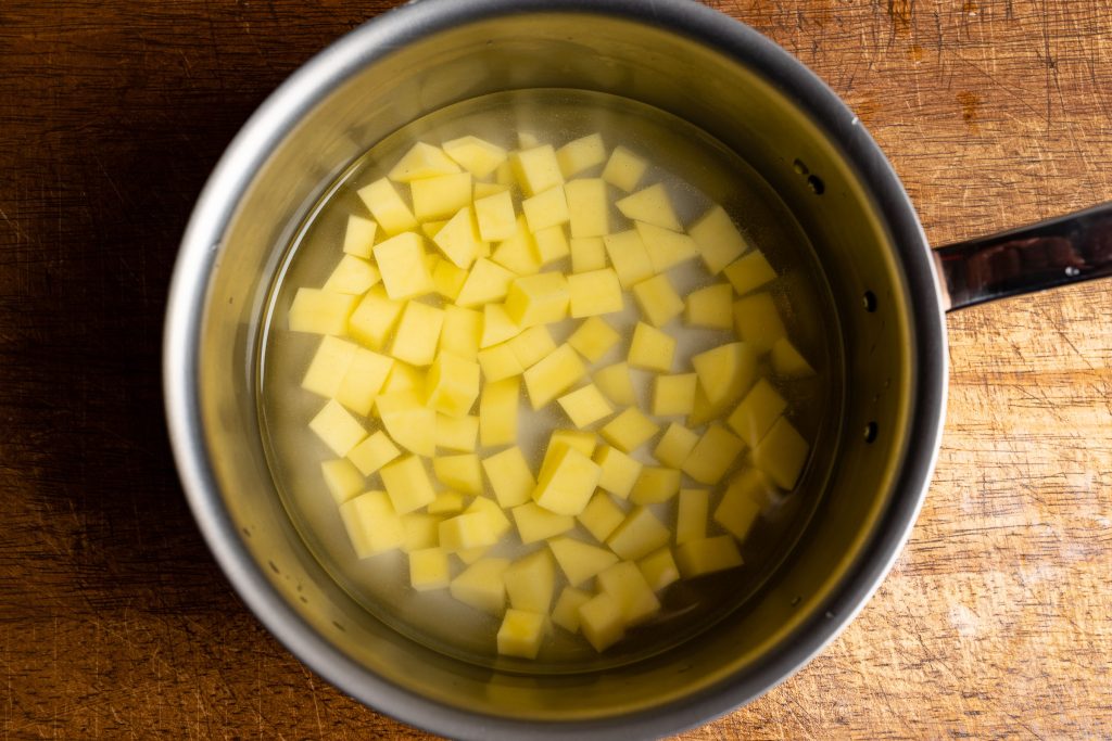 Kartoffelwürfel in Salzwasser kochen