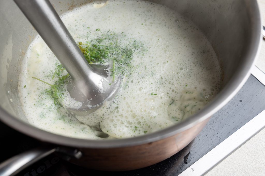 Frischen Kerbel in die Suppe mixen