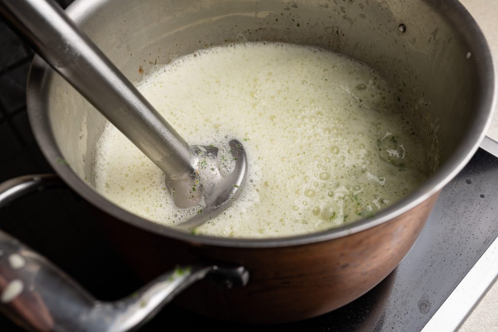 Kerbelsuppe mit kalter Butter schaumig zur Kerbel-Schaumsuppe mixen