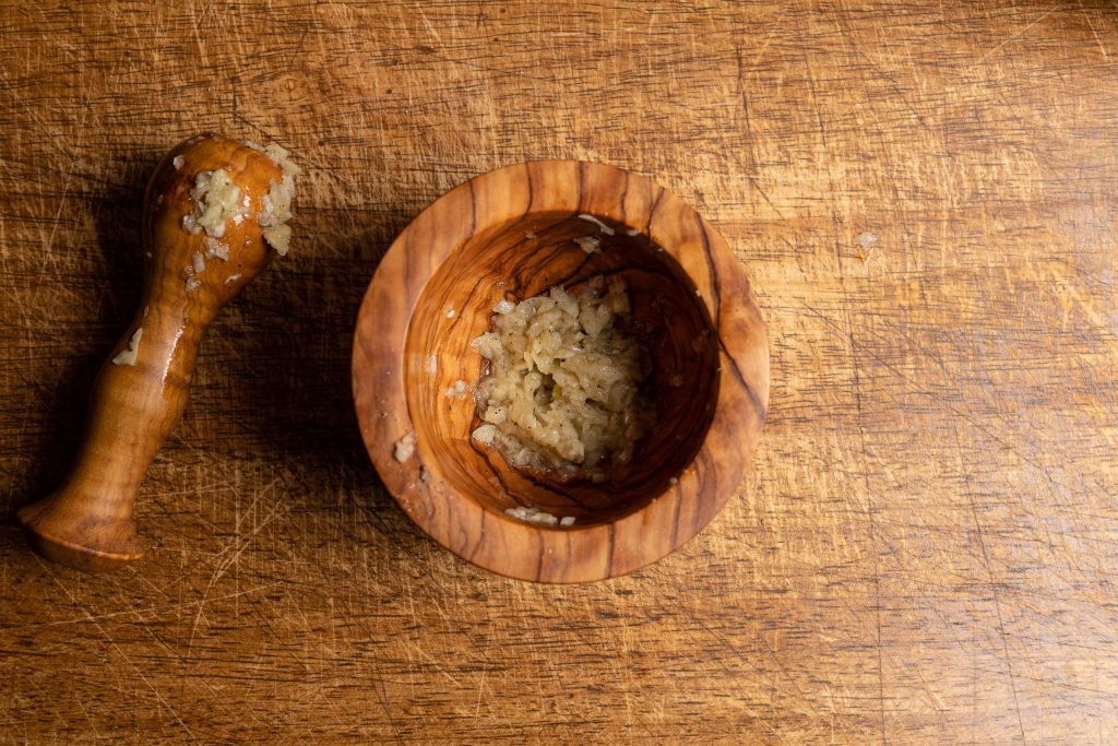 Knoblauch zerdrückt im Mörser