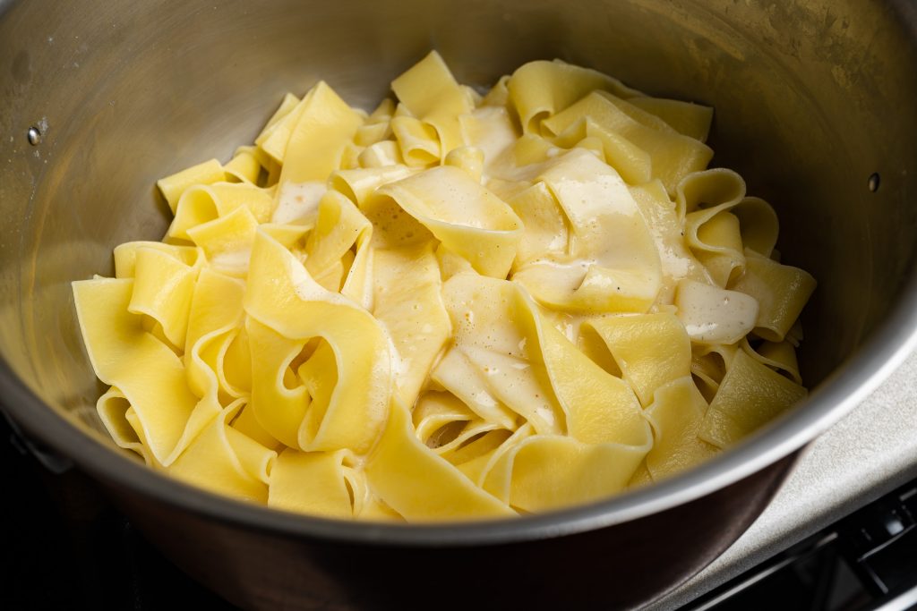 Pasta mit Trüffel Soße im Topf
