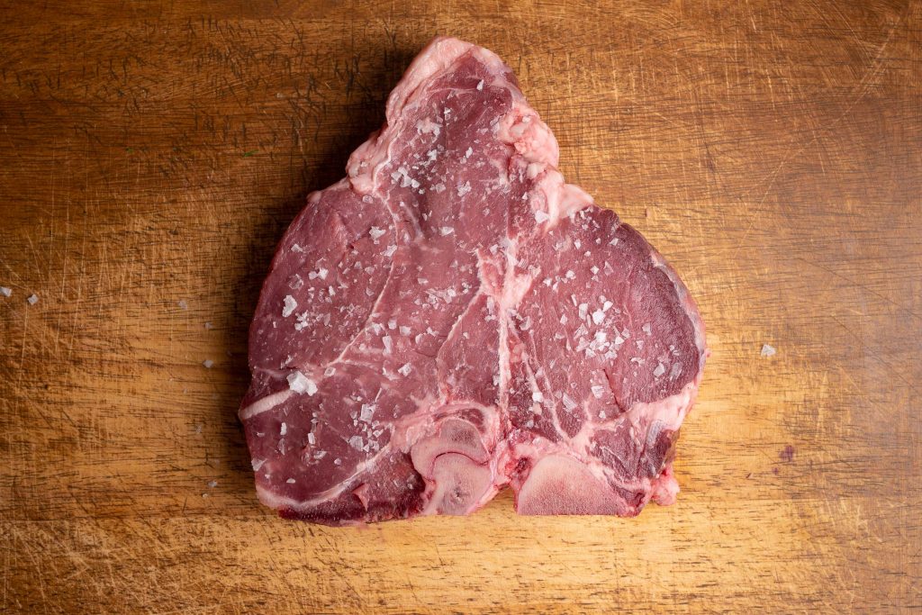 Porterhouse Steak mit Salz einseitig gewürzt