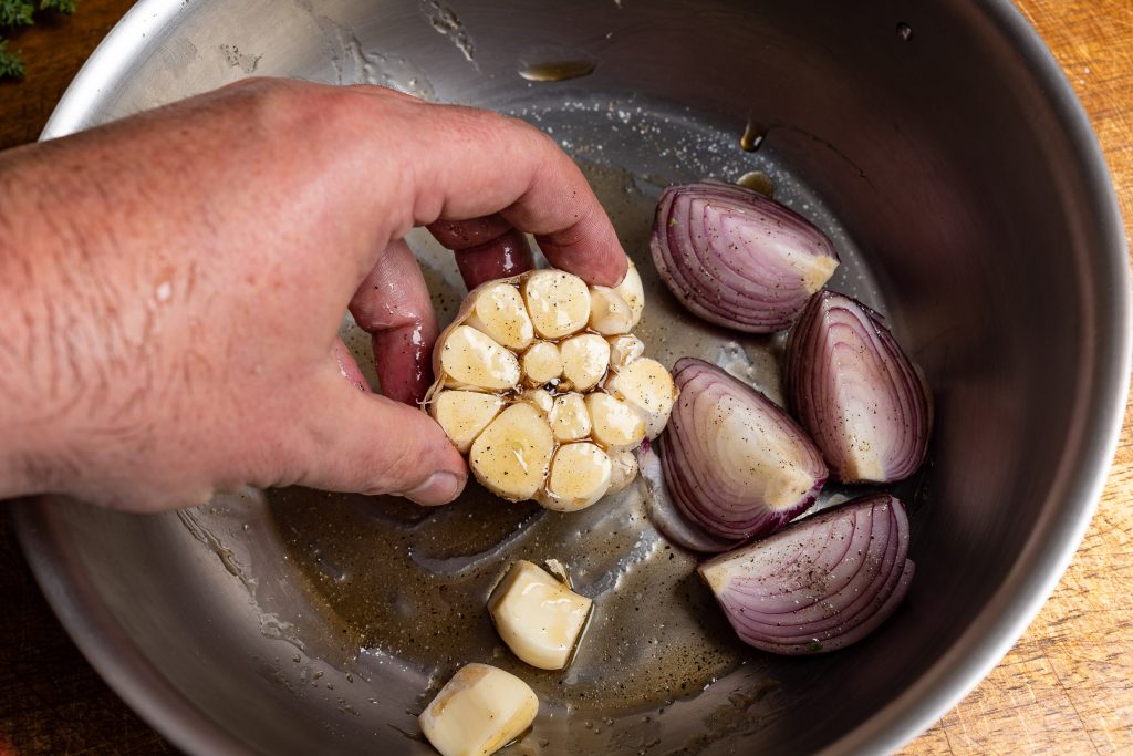 Zwiebeln und Knoblauch marinieren