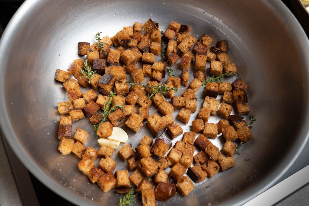 Brotwürfel rösten